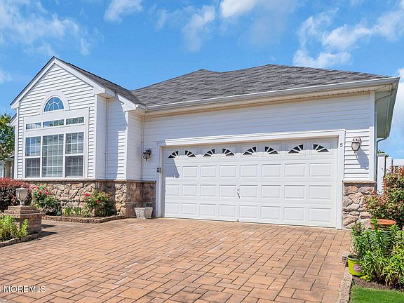 3rd image of 5 Ferrara Court