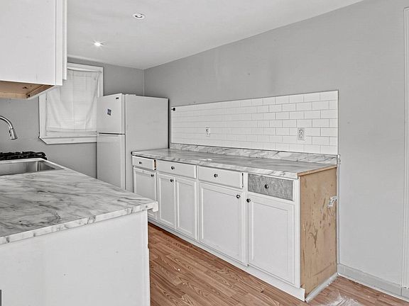 4th image of 709 E Main St
