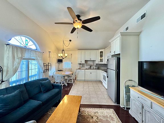 4th image of 952 Asbury Ave #2