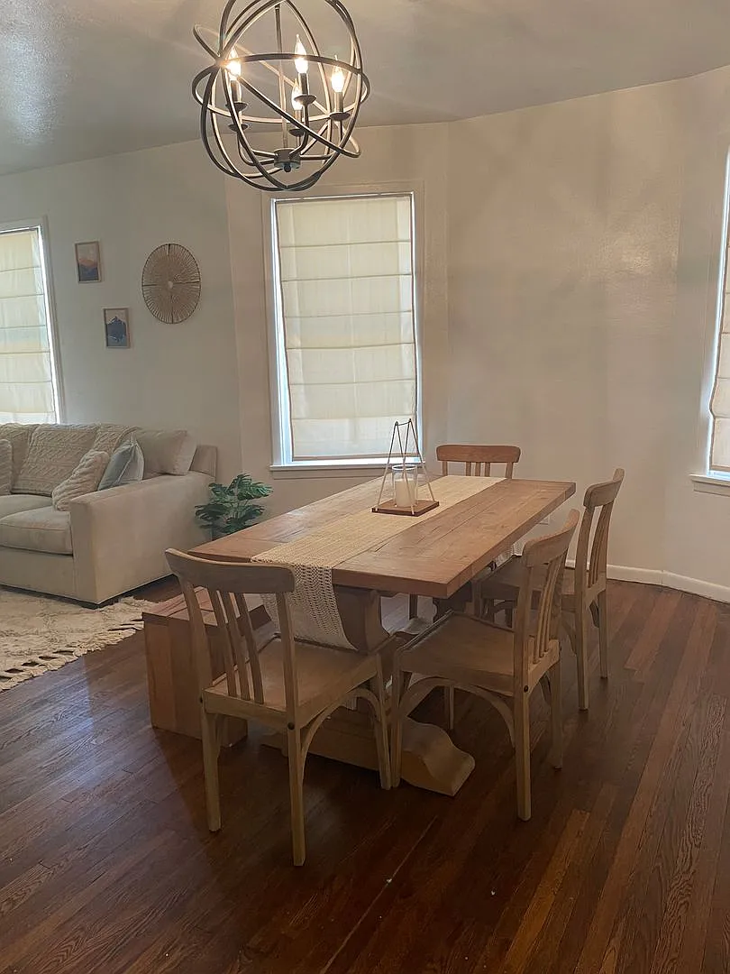 Cute Bungalow Style Home In the Historic District — Photo 4