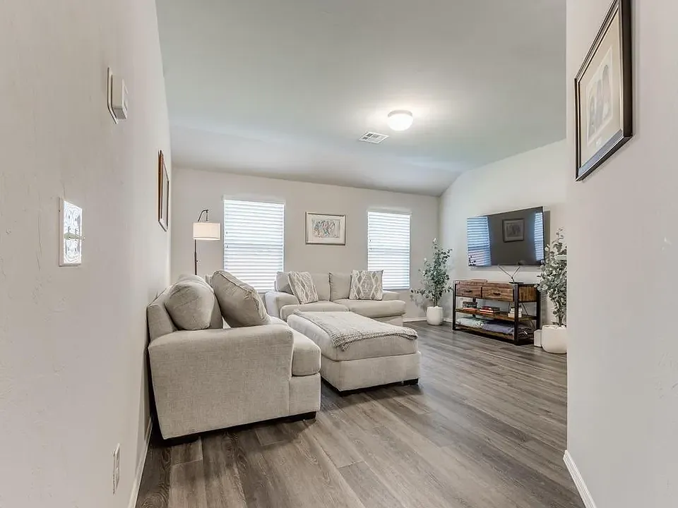 3 bed, 1310 sqft, $1,750 — Photo 3