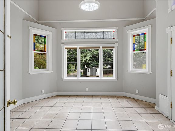 3rd image of 3928 172nd St Sw