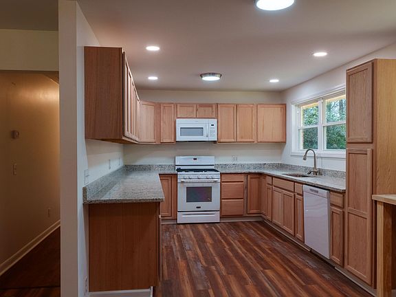 5th image of 2460 Woodhaven Rd