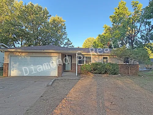 2737 S Weaver Ave Photo 1