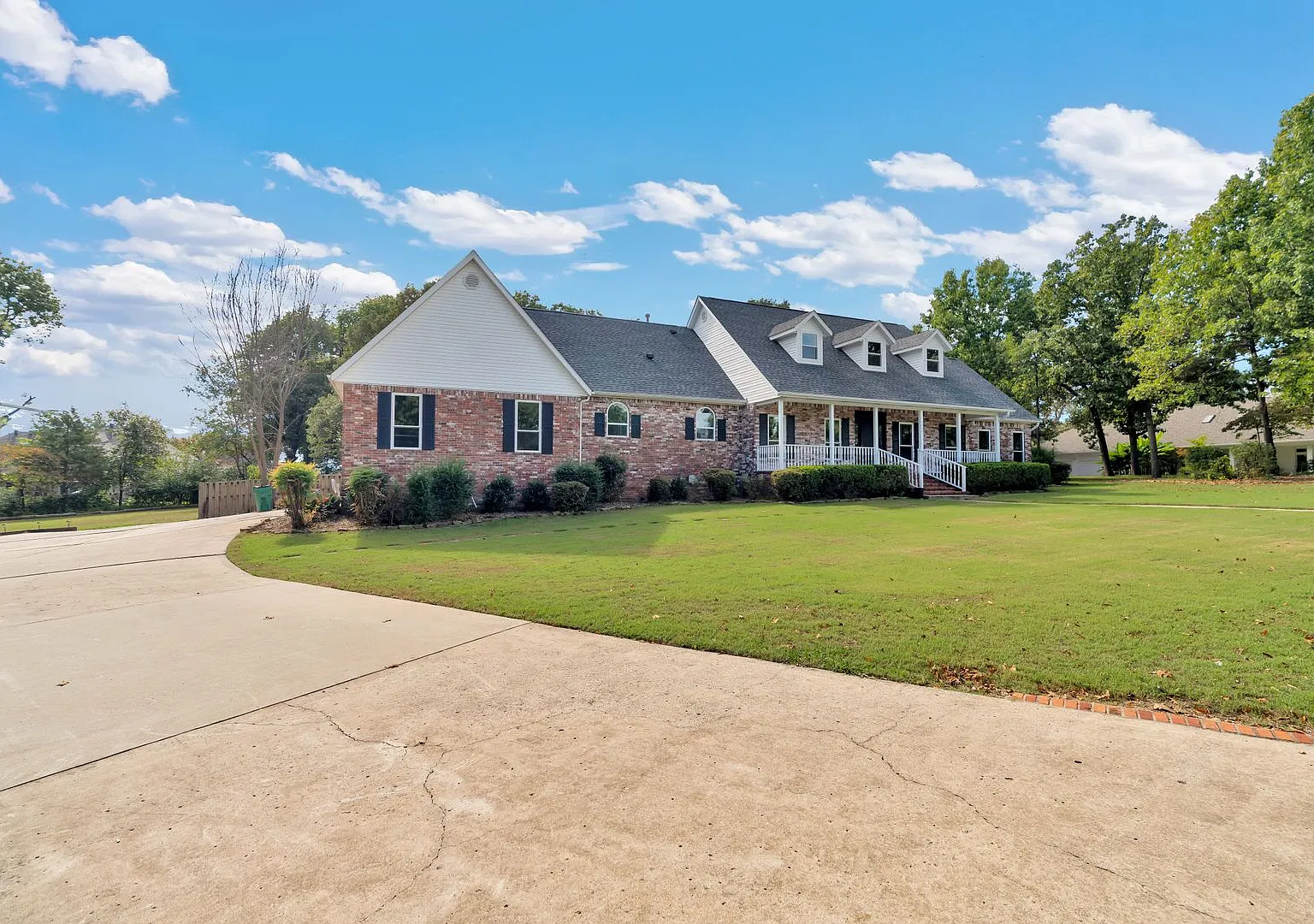 Beautiful 5 Bedroom home with lots of upgrades — Photo 4