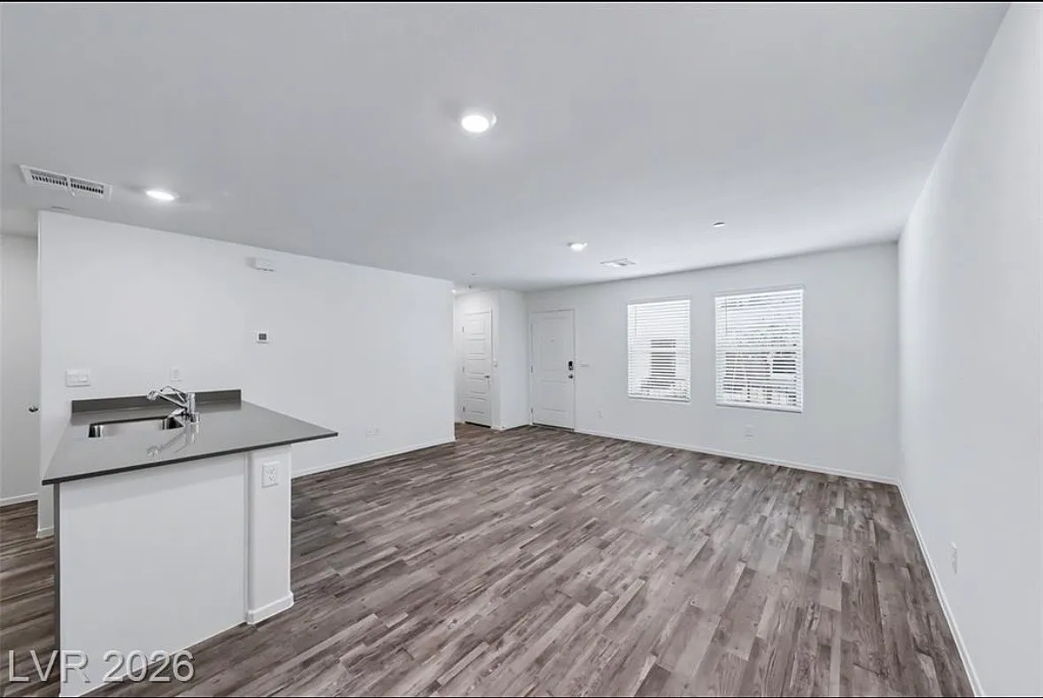 3 bed, 2.5 bath, 1309 sqft, $2,200 — Photo 2