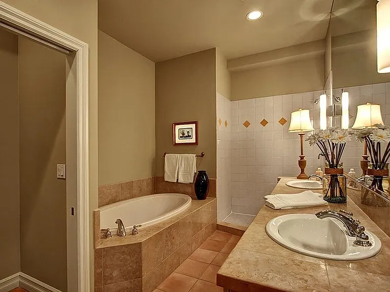 zillow_master_bath