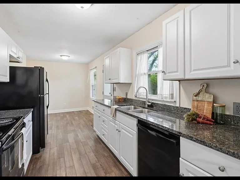 2902 W 7th St — Photo 2