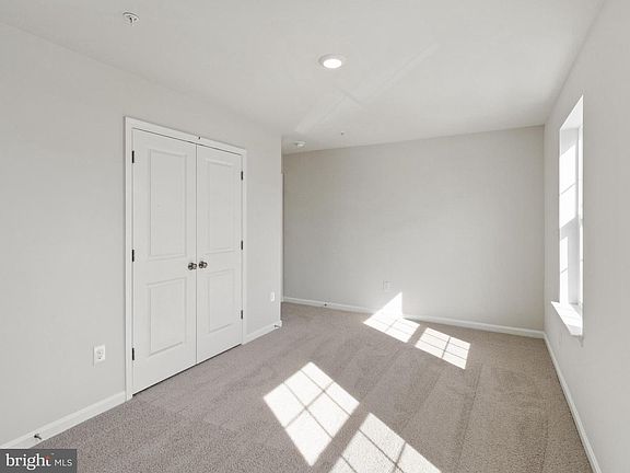 4th image of 812 Spikeresh Way