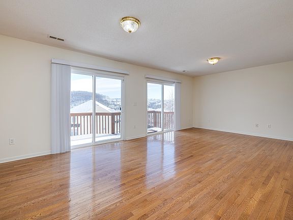 4th image of 878 Camelot Ln