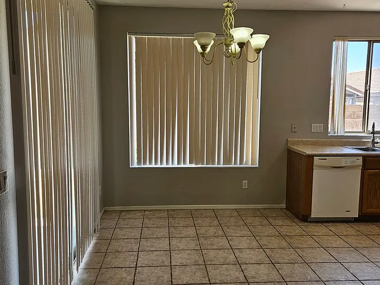 931 E Sherri Dr — Photo 7