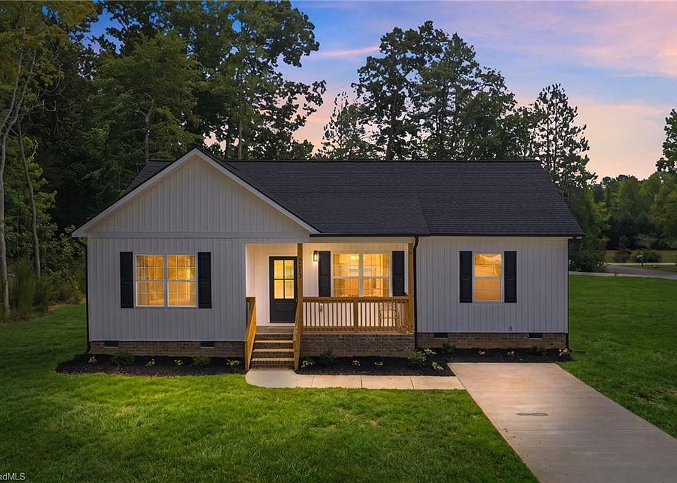 1st image of 213 Grand Oaks Dr