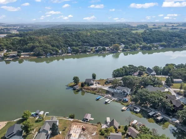 8111A Oak Ridge Dr, Dexter, IA 50070