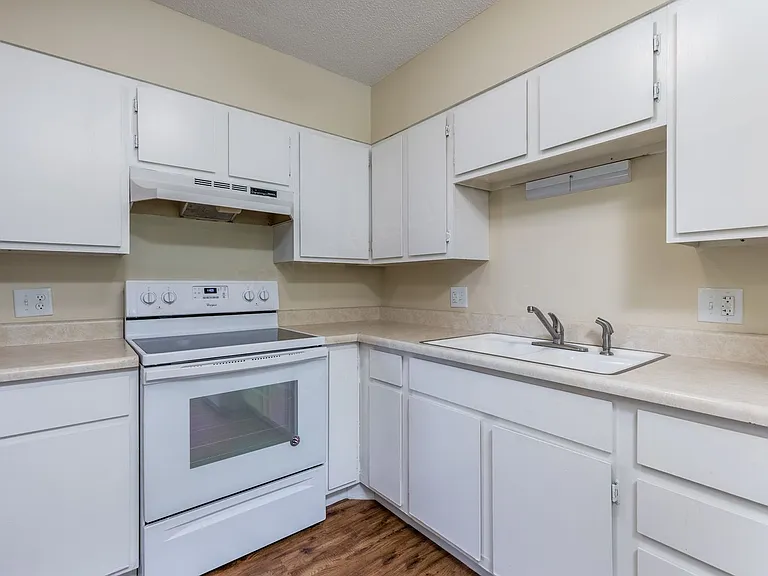 8 Wallingford Dr — Photo 3