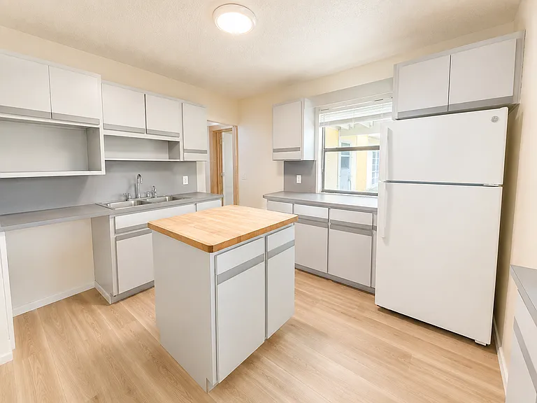 1070 Lee Ave — Photo 8
