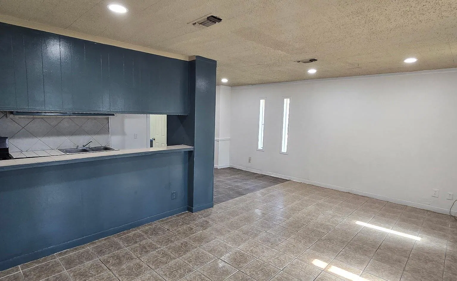 2 bed, 1.0 bath, 1800 sqft, $1,200 — Photo 3