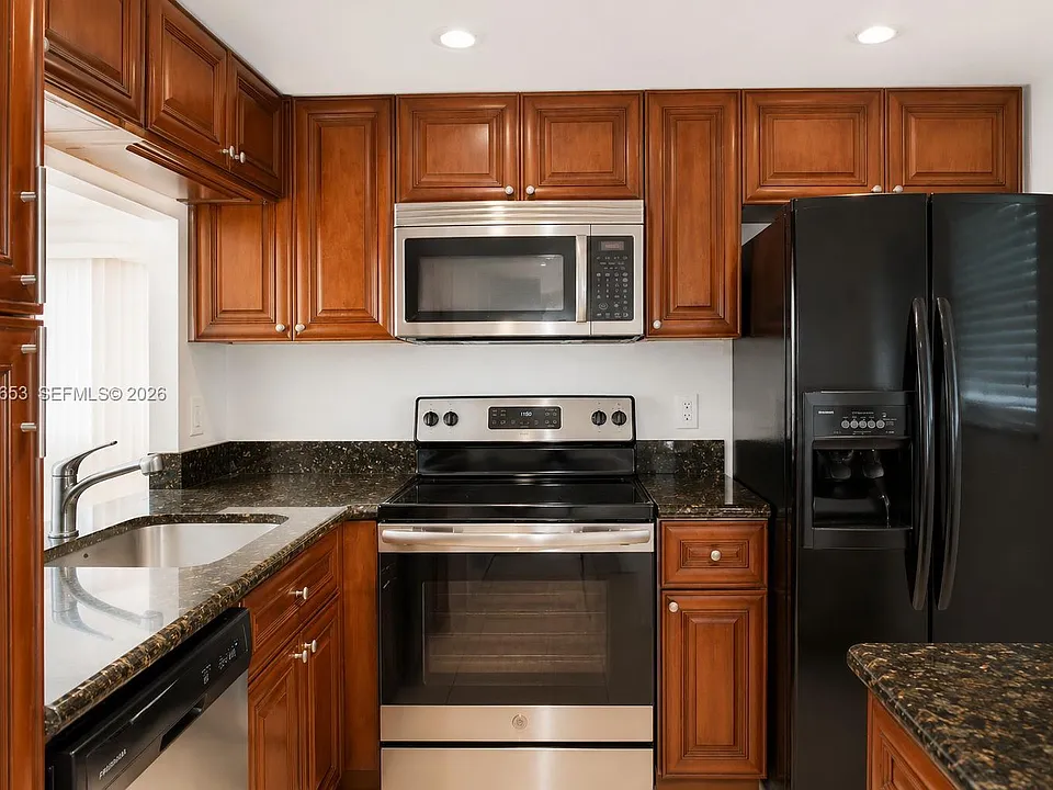 9230 Lagoon Pl #411