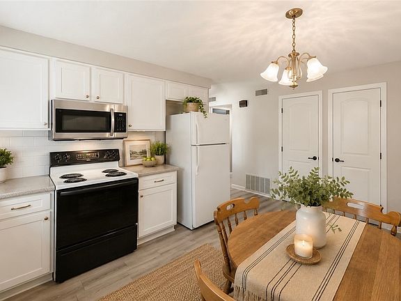 3rd image of 1001 Reserve Rd APT 5