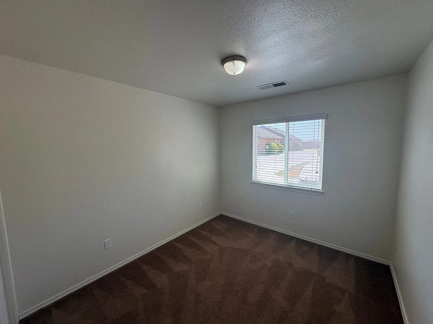 Tulare unit Near Shopping Center Available Now! — Photo 4