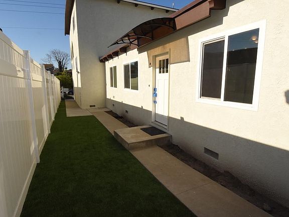 Side entrance to back unit.