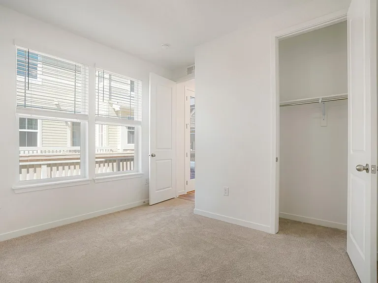 1564 Burke Aly — Photo 13
