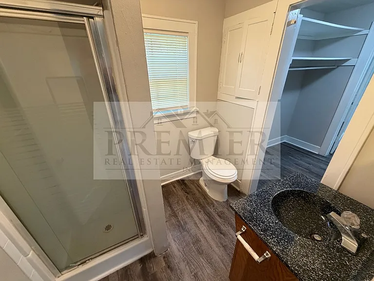 1611 S Northern Blvd #B — Photo 8