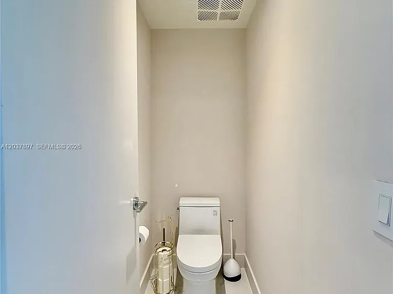700 NE 24th St #1002 — Photo 11