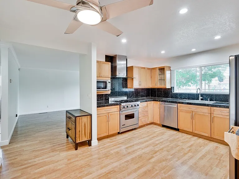 3228 Woodmont Dr — Photo 10