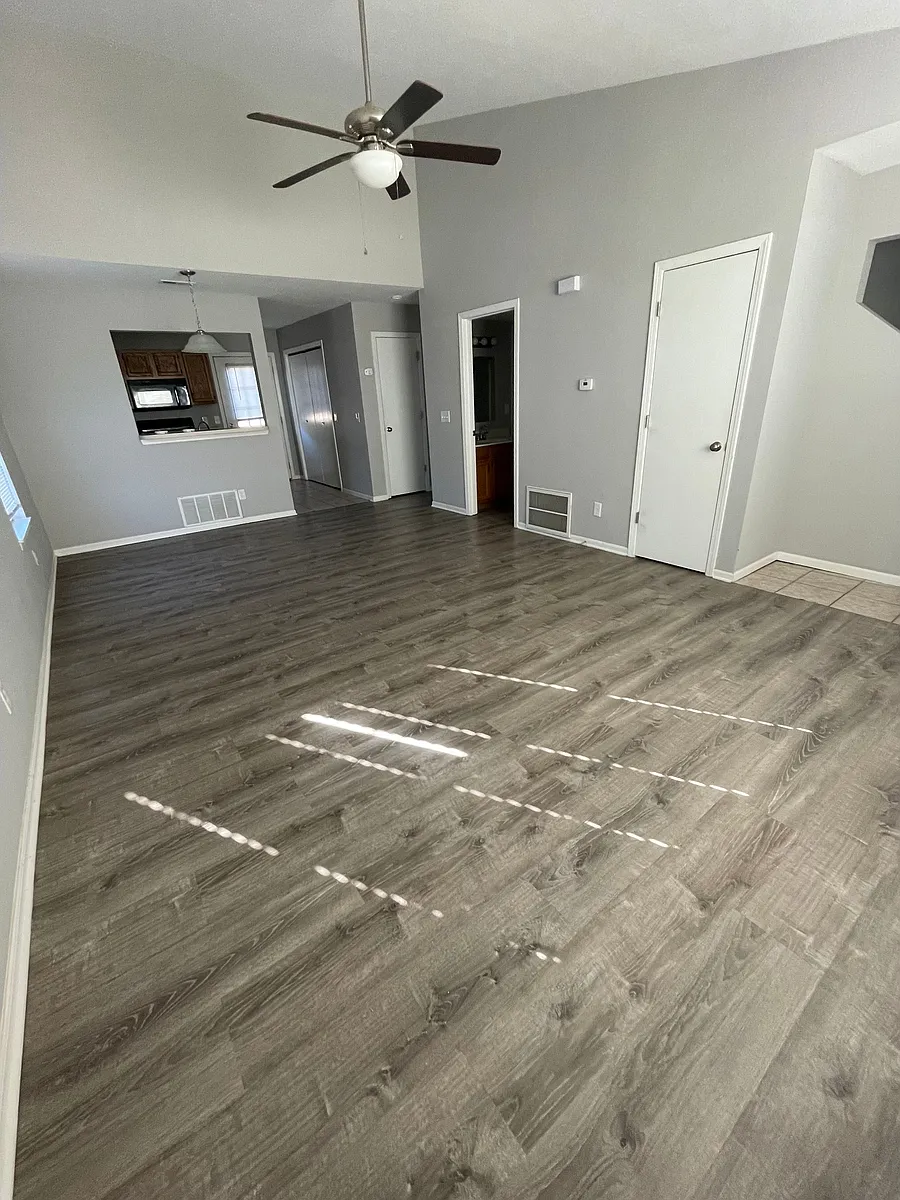Building Photo - 657 W Country Squire Ct #655