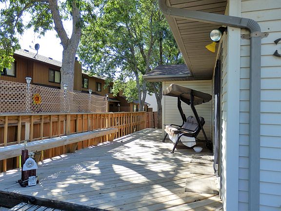 Patio w/built in bench