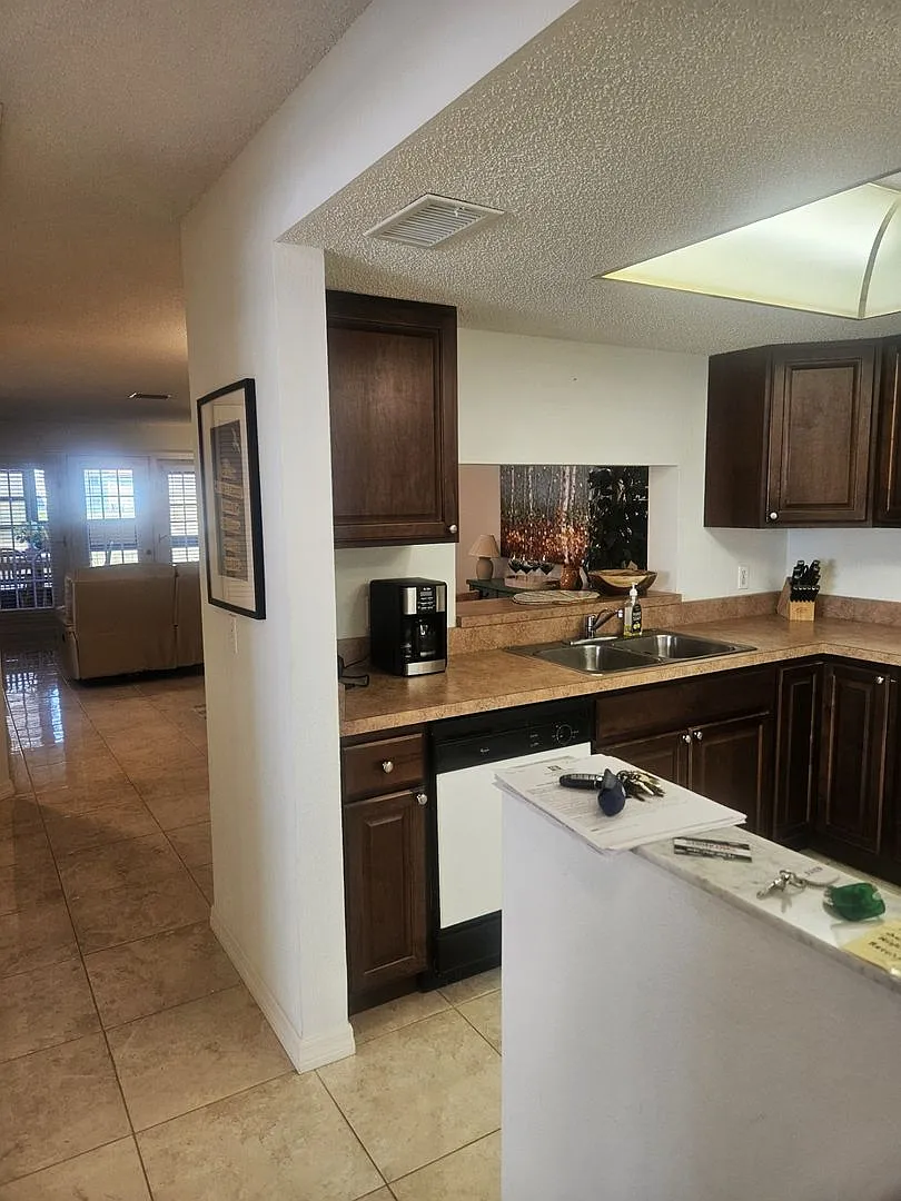 Englewood bottom floor large condo — Photo 2