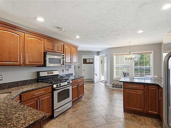 3rd image of 24 Silver Pines Blvd