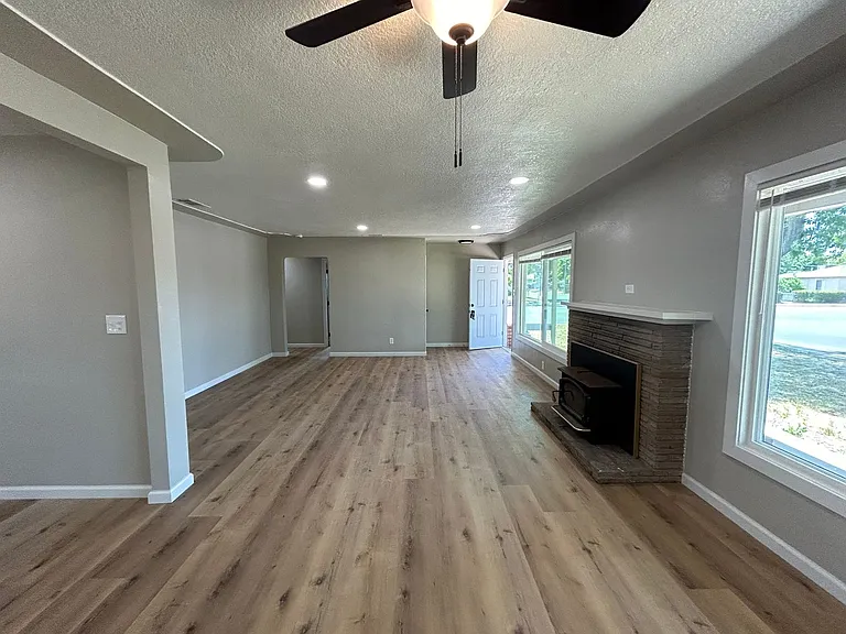 1404 Grape Ave — Photo 5