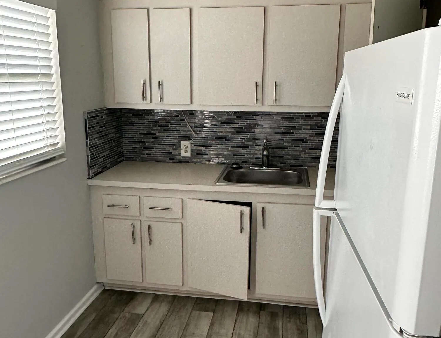 2 bed, 1.5 bath, 819 sqft, $1,600 — Photo 3