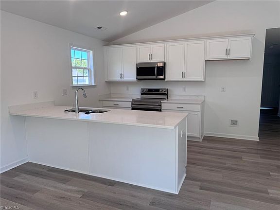 3rd image of 307 Waylon Ct