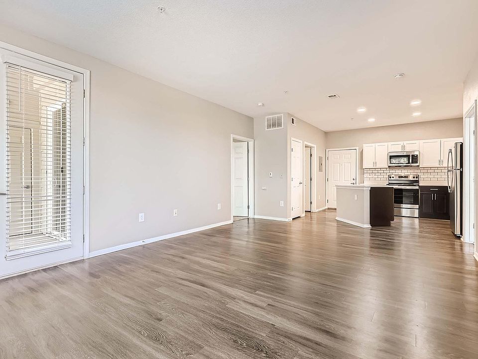 5654_Kipling_Pkwy__006_-_10_Living_Room_483310