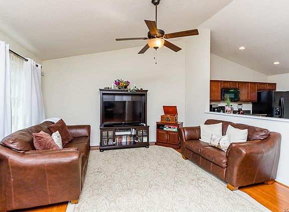 3rd image of 1017 Sycamore Crest Dr