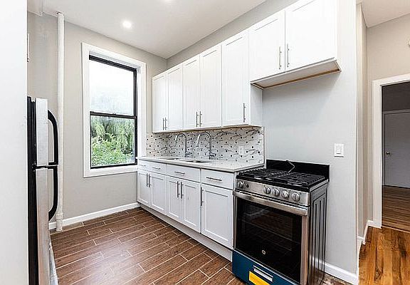 5th image of 511 Willoughby Ave APT 5