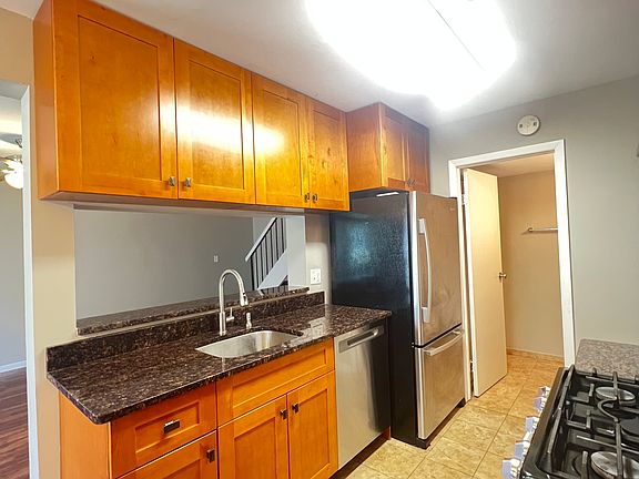 5th image of 323 Meadow Ct