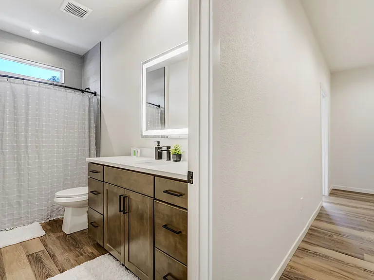 Upstairs Full Bathroom

Upstairs Full Bathroom
