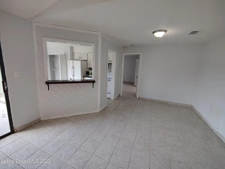 981 Forest St NE — Photo 5
