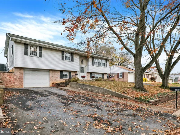 385 Valley View Dr, New Holland, PA 17557