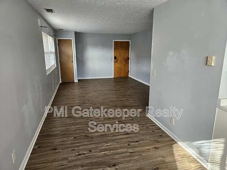1735 Mills Ave — Photo 6