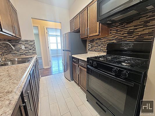 3rd image of 152A Saratoga Ave Floor 1