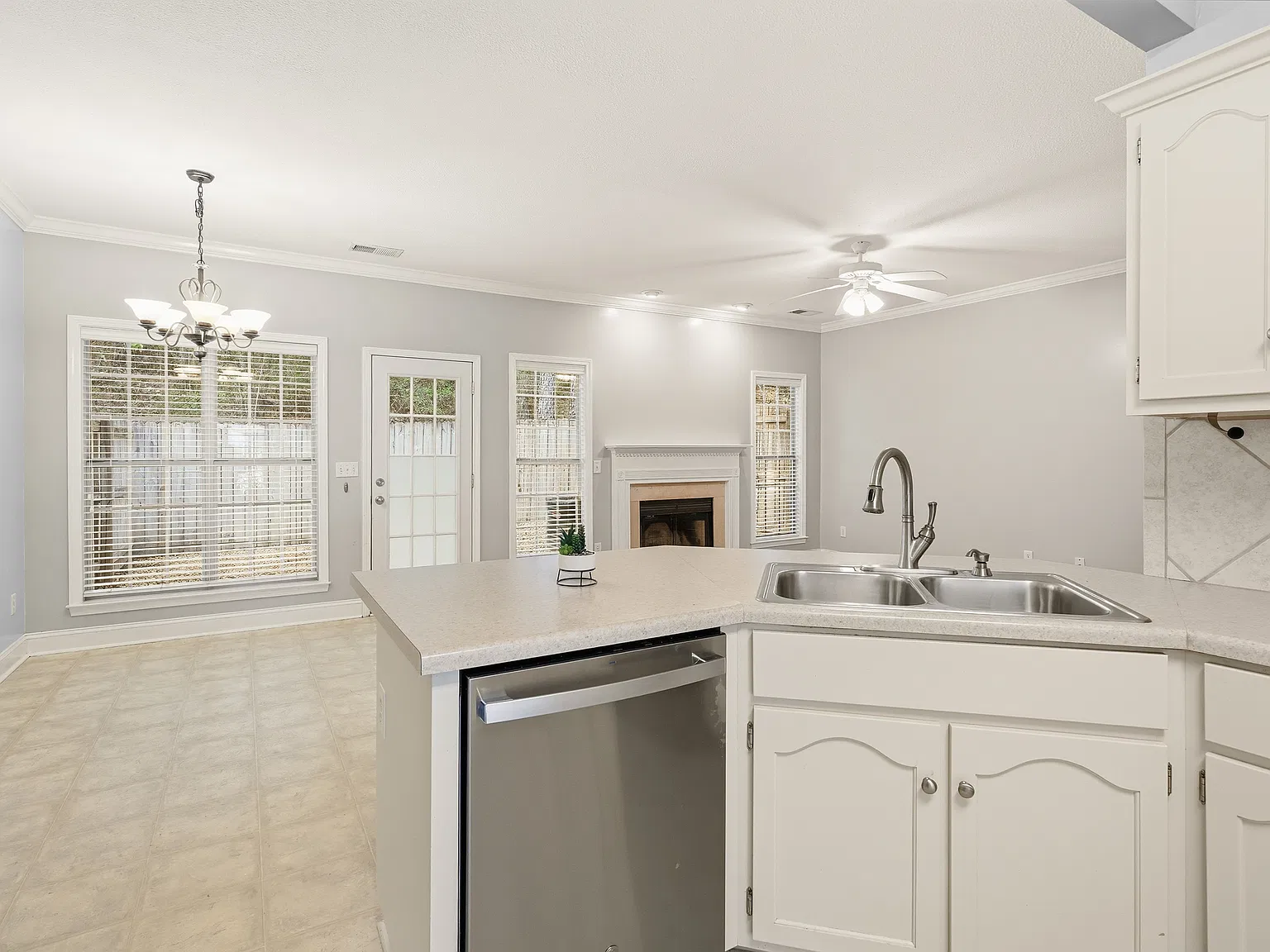 3 bed, 2.5 bath, 1840 sqft, $1,950 — Photo 4