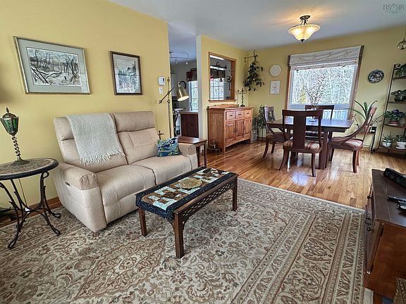 4th image of 46 Old Falls Rd