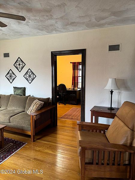 4th image of 127 Fleetwood Avenue
