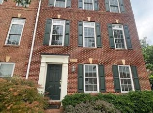 910 W Glebe Rd, Alexandria, VA 22305