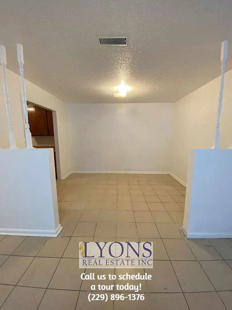 Building Photo - 1022 S Gordon Ave #D