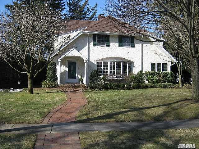 1st image of 121 Plandome Ct